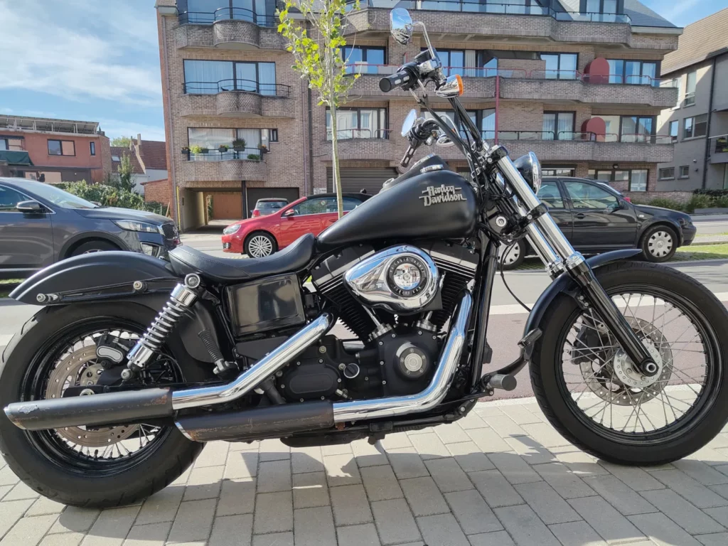 Harley Davidson, Street Bob 96ci - 2013 noir mat, côté droit. Occasion Gianni Moto