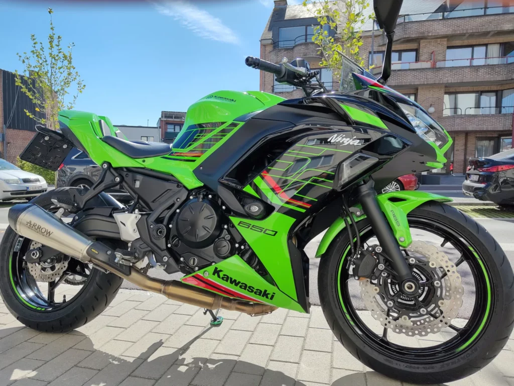 kawasaki Ninja 650 2023 version KRT racing avec les couleurs et graphiques exclusive de l'équipe de course superbike, verte et noir. Moto d’occasion chez Gianni Moto. contrôle technique comprise et livraison incluse 7350€
