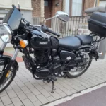 Grand top case et support bagage installés sur Benelli Imperiale 400, idéale pour les balades.