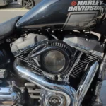 Détail du moteur Milwaukee-Eight 107 ci (1745cc) chromé et noir avec son filtre à air ouvert installé pour le kit Stage 1 de la Harley Sport Glide.