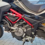 Détaillé du bloc moteur côté gauche d'une Ducati Multistrada 1260 montrant le sélecteur de vitesse et la béquille.