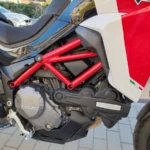 Détail du moteur V-Twin Ducati Testastretta DVT 1260 cc et du cadre treillis tubulaire rouge.