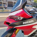 Gros plan sur la bulle en fibre de carbone signée Pikes Peak et le phare LED d'une Ducati Multistrada 1260.