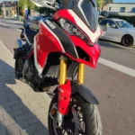 Vue de face de la Ducati Multistrada 1260 Pikes Peak équipée d'une fourche inversée Öhlins dorée et d'un garde-boue en carbone.