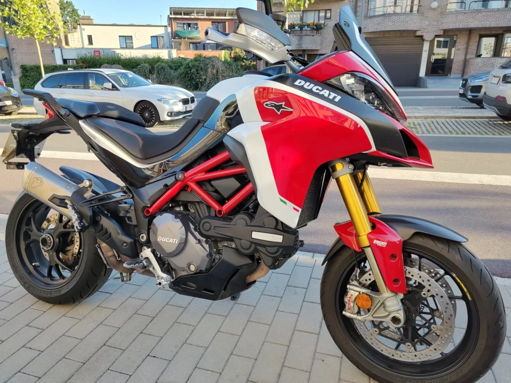 Vue latérale droite d'une moto Ducati Multistrada 1260 Pikes Peak d'occasion aux couleurs Ducati Corse avec cadre treillis rouge.