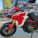 Vue trois-quarts avant gauche d'une Ducati Multistrada 1260 Pikes Peak avec fourche Öhlins, protège-mains et bulle carbone.