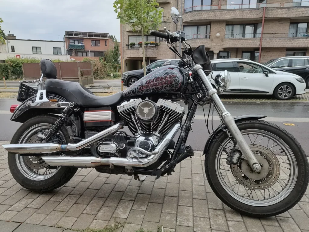 Vue latérale droite d'une Harley-Davidson Dyna Low Rider avec échappement chromé, réservoir aérographié et selle double.