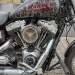 Gros plan sur le moteur V-Twin 103 chromé et le filtre à air circulaire d'une moto Harley-Davidson Dyna Low Rider.