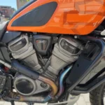 Gros plan sur le moteur Revolution Max 1250 cc et le réservoir orange d'une Harley-Davidson Pan America.