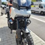 Vue de face d'une moto Harley-Davidson Pan America 1250 avec phare avant LED, feux antibrouillard et protège-mains.