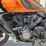 Vue rapprochée du bloc moteur Revolution Max 1250 et de la protection de carter côté gauche.