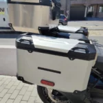 Détaillé des valises latérales et du top-case en aluminium d'origine sur une Harley-Davidson Pan America.