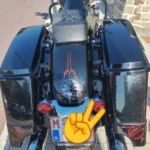 Vue arrière d'une Harley-Davidson Street Glide 96ci montrant les deux valises rigides, la double sortie d'échappement chromée et le garde-boue personnalisé.