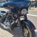 Plan de face d'une moto Harley-Davidson Street Glide 96ci mettant en valeur le carénage Batwing personnalisé, le pare-brise teinté et l'optique de phare avant.